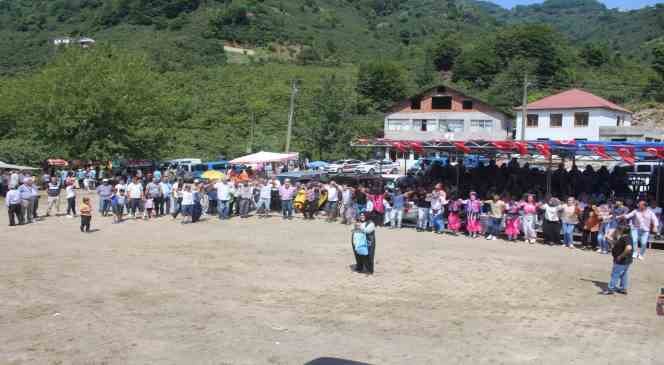 Giresun`da fındık hasadı &ouml;ncesi k&ouml;yl&uuml;ler fındık festivalinde buluştu
