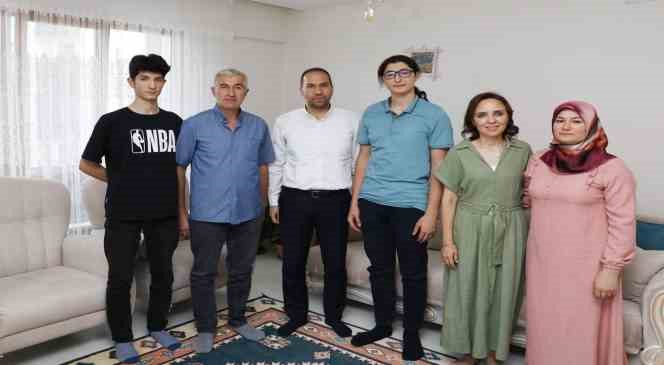 Başkan &Ouml;zdemir&rsquo;den TYT birincisine ziyaret
