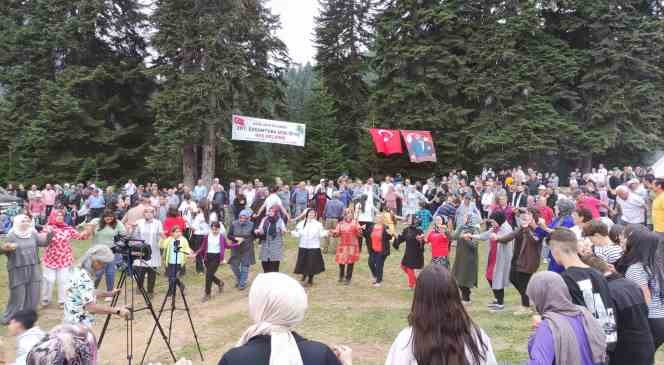 207 yıllık geleneği yaşatmak için Papart Yaylasında bir araya geldiler
