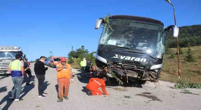 Yolcu otobüsü yoldan çıktı: 2’si ağır 14 yaralı 
