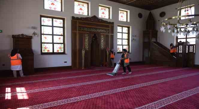 Başkan T&ouml;ren: &ldquo;Ekiplerimiz &lsquo;temiz şehir&rsquo; i&ccedil;in s&uuml;rekli olarak sahada&rdquo;
