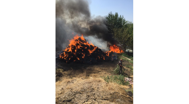 Keşan&rsquo;da yangın: 4 bin saman balyası, 1 trakt&ouml;r ve sera kullanılamaz hale geldi
