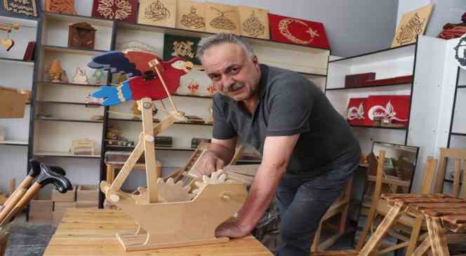 Yaptığı ahşap oyuncaklara ömrü boyunca garanti veriyor, plastik oyuncaklara karşı çıkıyor