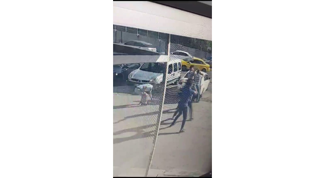 Sağlık &ccedil;alışanına darp kamerada
