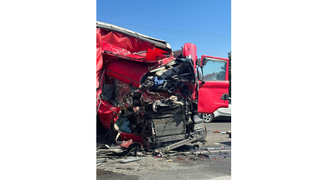 D100'de iki tır çarpıştı: 1 yaralı