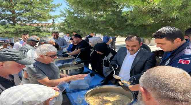 Çiçekdağı Belediyesi vatandaşa ’Aşure’ dagıttı