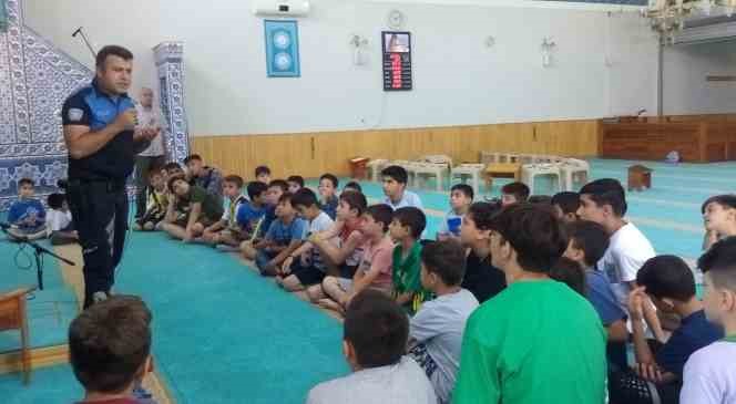 Kur&rsquo;an kursunda eğitim g&ouml;ren &ccedil;ocuklara polis ekiplerinden dolandırıcılık uyarısı
