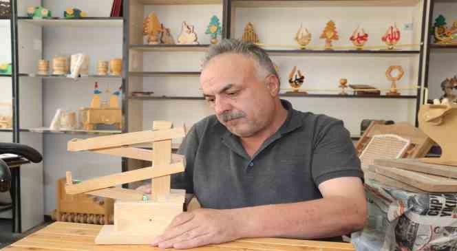Yaptığı ahşap oyuncaklara ömrü boyunca garanti veriyor, plastik oyuncaklara karşı çıkıyor