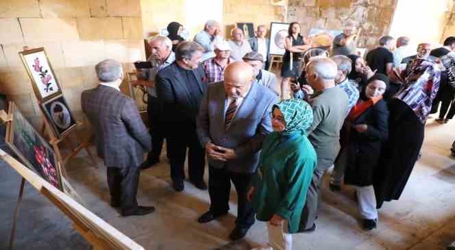 Tarihi Bayburt Kalesi’ne şehitler anısına 2 bin 23 bayrak dikildi