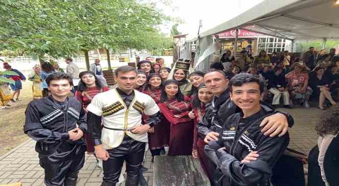 &Uuml;niversiteli folklorcular Prag&rsquo;da ayakta alkışlandı
