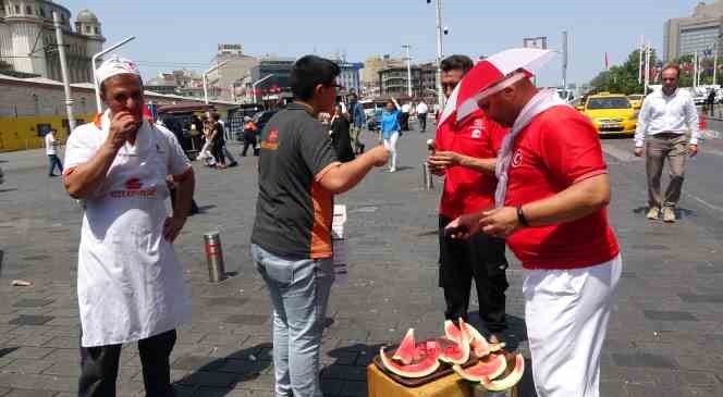 Taksim&rsquo;de esnaftan kavurucu sıcağa ilgin&ccedil; &ccedil;&ouml;z&uuml;m: G&uuml;neşte karpuz soğuttular
