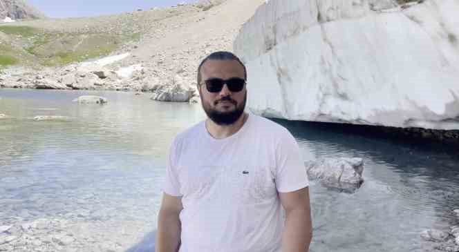 Temmuz ayında karlı yama&ccedil;ları tırmandılar, buz gibi suya girerek serinlediler
