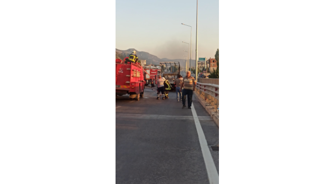Burdur&rsquo;da seyir halindeki kamyonet alev alev yandı
