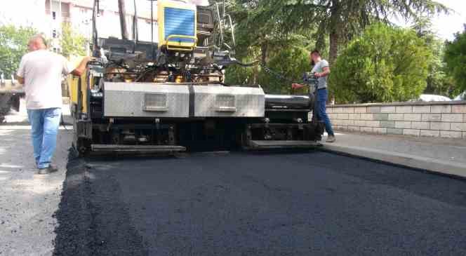 Asfalt işçilerinin "180 derece sıcakla" mücadelesi