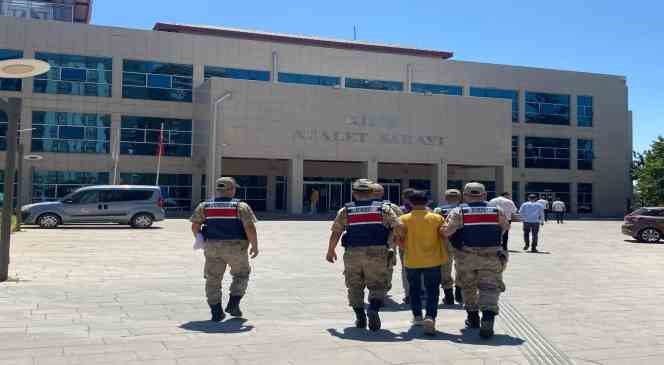 Bağ evlerinden hırsızlık yapan 3 zanlıdan 2’si tutuklandı