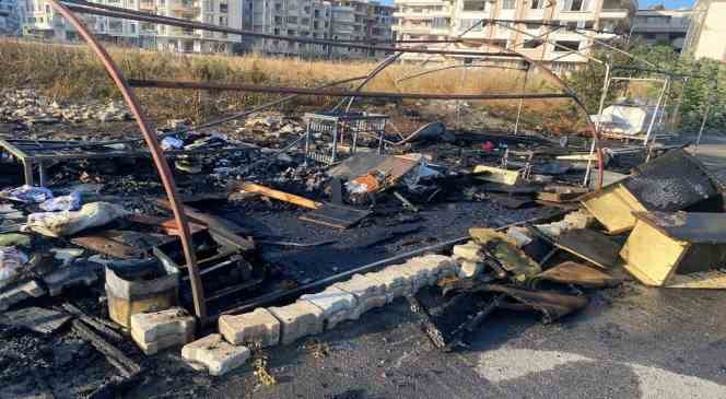 Depremzedenin çadırı yangında küle döndü