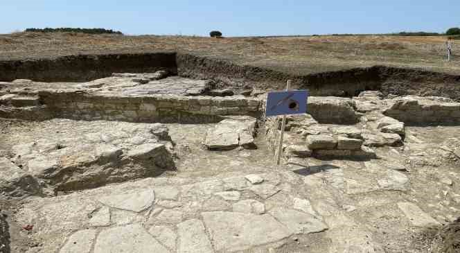 Bathonea Antik Kenti kazı çalışmalarının devamlılığı için imza töreni gerçekleştirildi