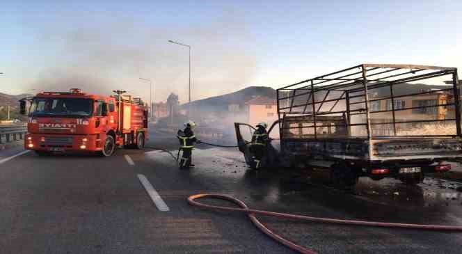 Burdur’da seyir halindeki kamyonet alev alev yandı