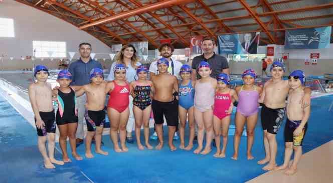 Nazilli’de Yüzme Bilmeyen Kalmasın projesi devam ediyor