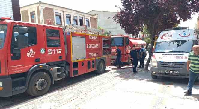 90 yıllık tarihi bina ateşe yenik d&uuml;şt&uuml;

