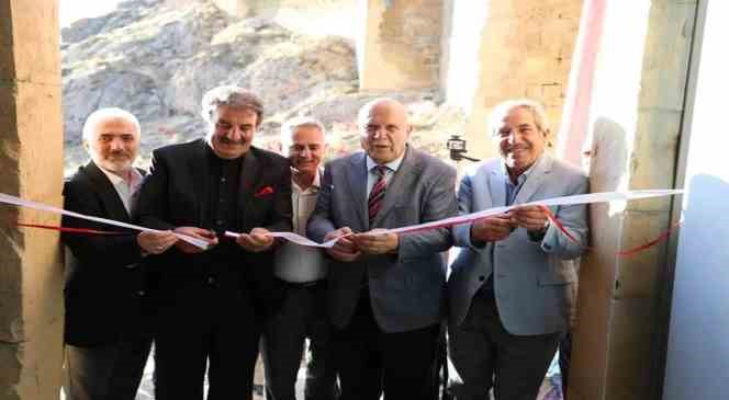 Tarihi Bayburt Kalesi’ne şehitler anısına 2 bin 23 bayrak dikildi