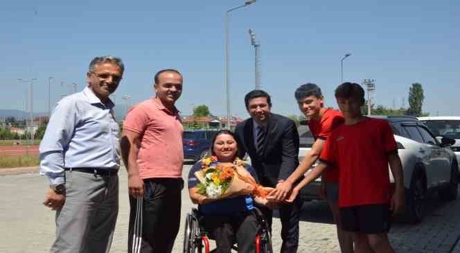 Milli sporcu Merve Nur Eroğlu, memleketi Bolu’da çiçeklerle karşılandı
