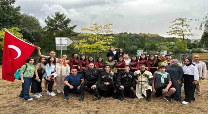 Üniversiteli folklorcular Prag’da ayakta alkışlandı