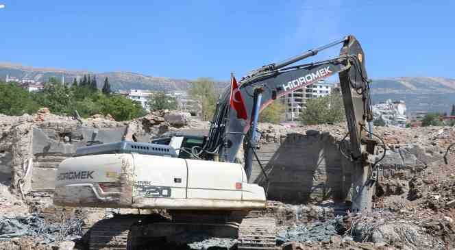 Enkazdan çıkardığı Türk bayrağını iş makinesinde dalgalandırıyor