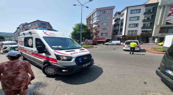 Yayalara yol vermek isterken kaza yaptı
