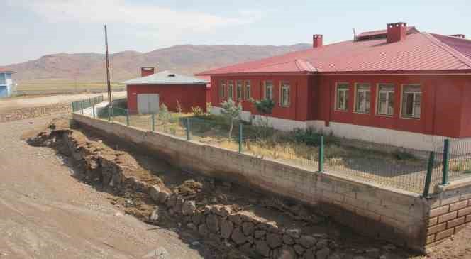 Doğubayazıt’ta sel felaketinin ardından eğitim kurumları incelendi