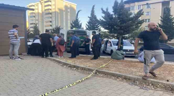 4 katlı binanın &ccedil;atısından d&uuml;şen 5 yaşındaki &ccedil;ocuk hayatını kaybetti
