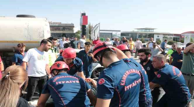 Otomobil su tankerine çarptı, sıkışan sürücü güçlükle çıkarıldı