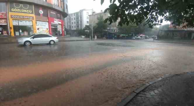 Bing&ouml;l&rsquo;de sağanak etkili oldu, yollar g&ouml;le d&ouml;nd&uuml;

