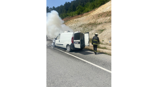 Bolu’da hafif ticari araç alev alev yandı
