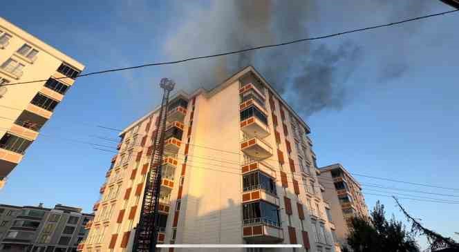 Apartmanda yangın paniği: Bina sakinleri tahliye edildi, mahsur kalan 1 çocuk kurtarıldı