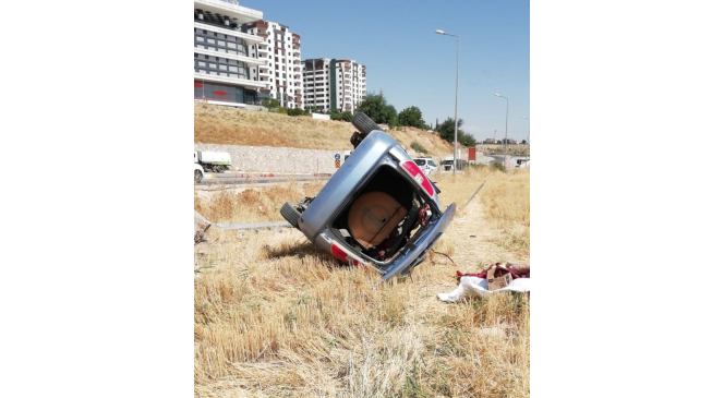 Hafif ticari ara&ccedil; taklalar attı: 2 yaralı
