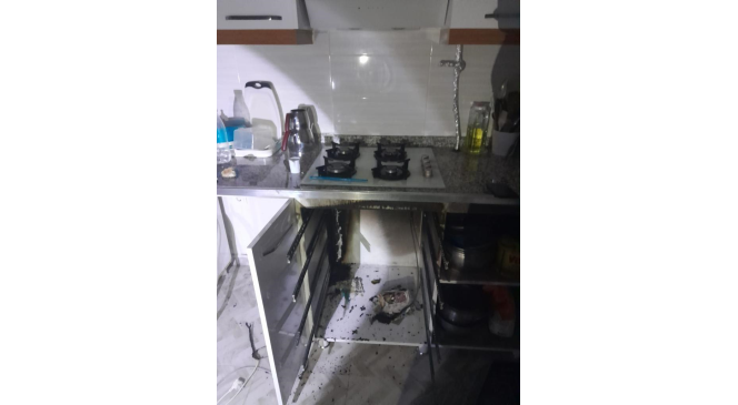 Elektrikten kaynaklı &ccedil;ıkan yangın, mutfağı kullanılmaz hale getirdi
