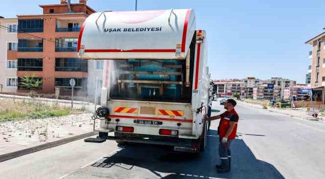 Uşak&rsquo;ta &ccedil;&ouml;p konteynerleri dezenfekte ediliyor
