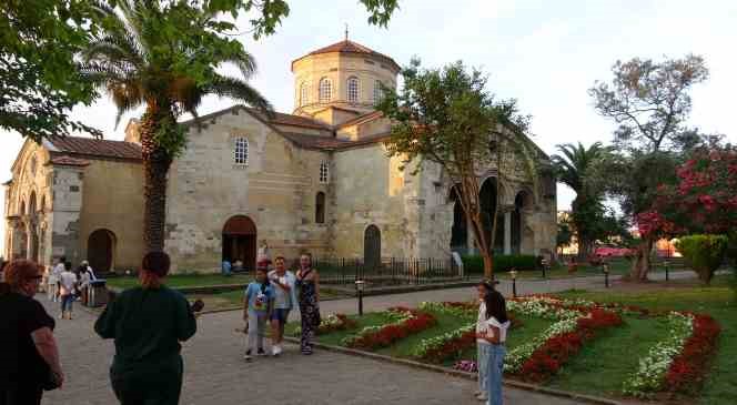 Trabzon&rsquo;daki Ayasofya Camii&rsquo;ne yabancı turist ilgisi
