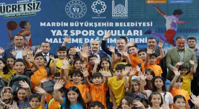 Mardin’de yaz spor okulu öğrencilerine malzeme dağıtımı yapıldı