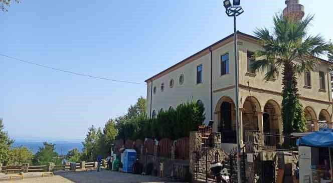 Altınoluk’ta Kundakçı Dede Cami ilgi görüyor