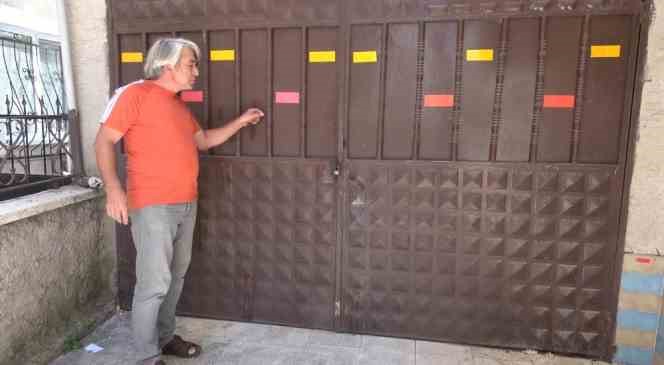 Annesi g&uuml;nlerdir kapıda bekliyordu, garajda mahsur kalan yavru kedi kurtarıldı
