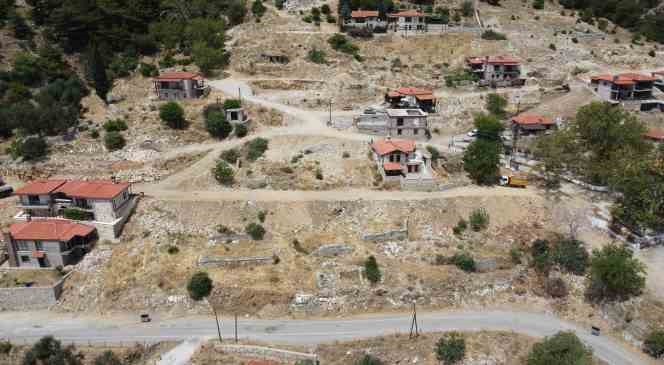 Yerleşim bölgesinin simgesi olan camisiz minareyi kaçak olarak yıktılar