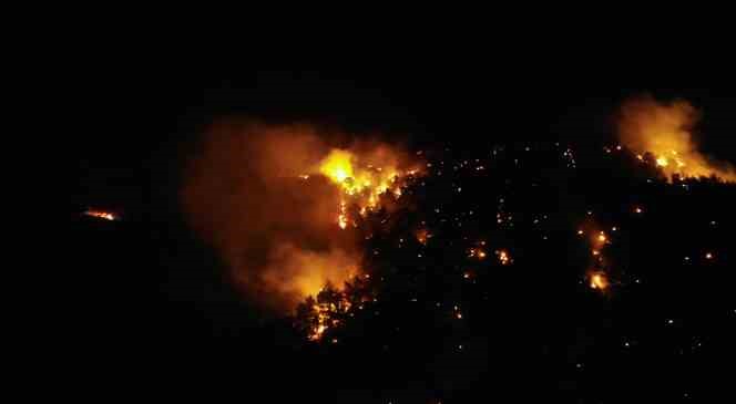 Çanakkale’de gece başlayan orman yangını havadan görüntülendi