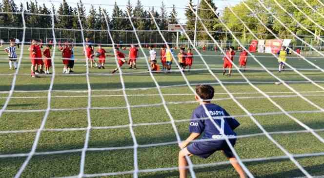 Osmaniye’de yaz spor okullarında çocuklar eğlenerek öğreniyor