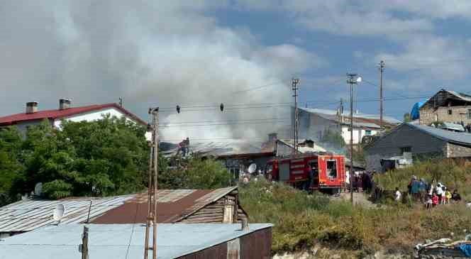 Sarıkamış’ta bir ev yanarak kül oldu