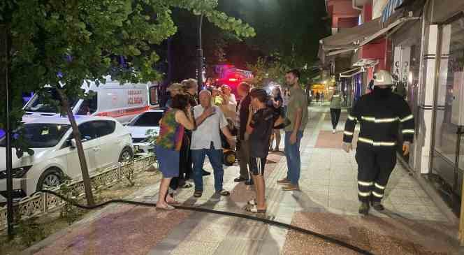 Uşak&rsquo;ta korkutan ev yangını: 92 yaşındaki kadın dumandan etkilendi 