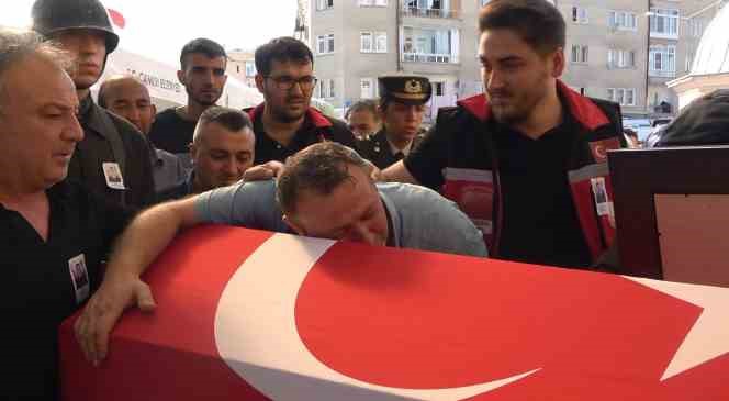 Şehide yürek yakan veda: Eşinin askeri kıyafetini giydi, tabutuna sarılıp gözyaşı döktü