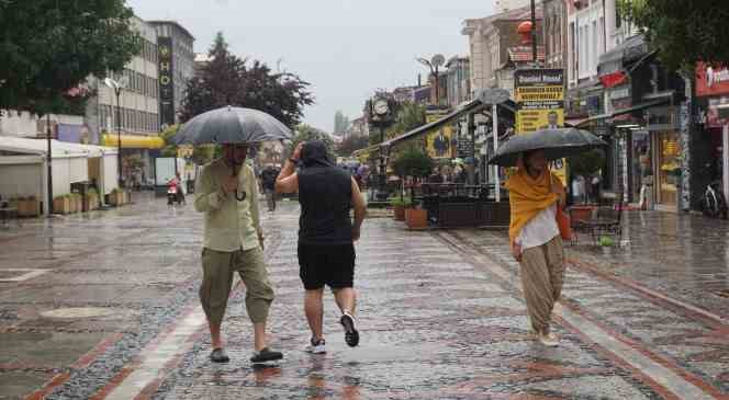 Edirne’de kavurucu sıcak yerini yağmura bıraktı