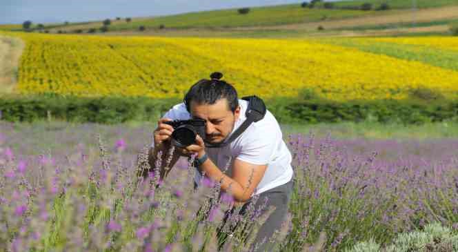 Doğaya aykırı rengiyle fotoğrafseverlerin uğrak noktası oluyor